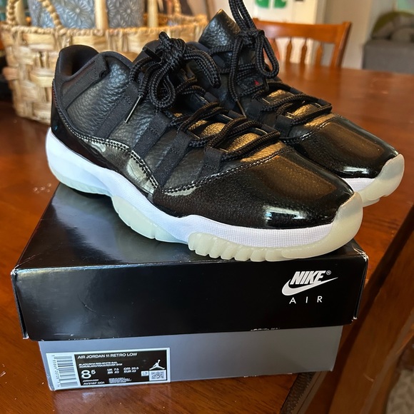 Nike AirJordan 11 Retro Low - Picture 2 of 3